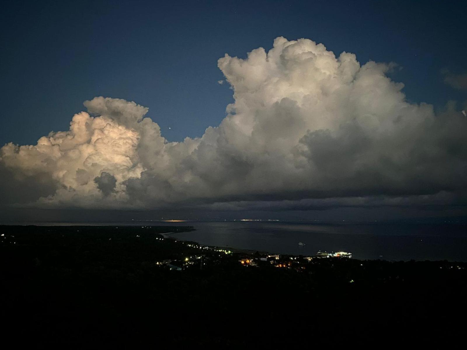 Thornton'S Sea View Cafe & Guesthouse Siquijor Exteriör bild